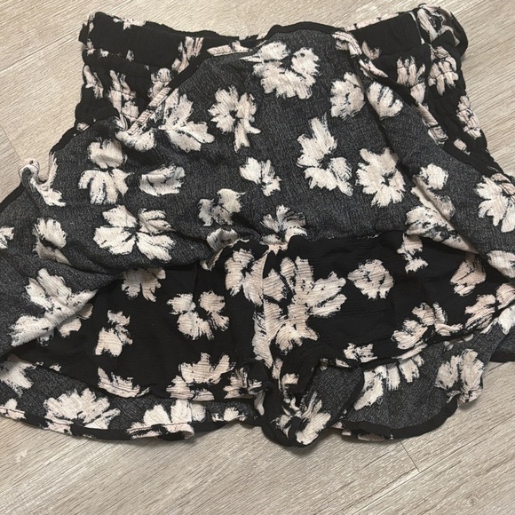 Black and White Floral Skort - Picture 2 of 3